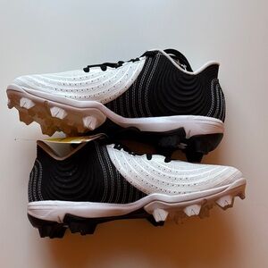 NEW Under Armour youth sports cleats size 4Y black and white BH